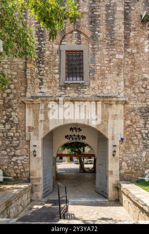 Aydin, Turchia - 4 luglio 2024: Okuz Mehmed Pasha caravanserai a Kusadasi Foto Stock