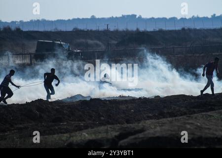 Gaza, Palestina. 1 novembre 2019. I manifestanti palestinesi si scontrano con le forze israeliane ad Abu Safya, nel nord della Striscia di Gaza, durante le manifestazioni di questo venerdì. Secondo il ministero della salute di Gaza decine di manifestanti sono stati feriti da proiettili vivi o colpi rivestiti di gomma e da gas lacrimogeni sparati dall’esercito israeliano nelle manifestazioni odierne lungo il confine tra Gaza e Israele. I palestinesi si erano riuniti in diverse località lungo il confine della Striscia di Gaza con Israele venerdì pomeriggio, nell’ambito delle grandi marce settimanali per il rimpatrio, chiedendo la revoca del rigido blocco israeliano di 12 anni a Gaza. Foto Stock