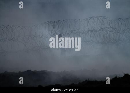 Gaza, Palestina. 1 novembre 2019. I manifestanti palestinesi si scontrano con le forze israeliane ad Abu Safya, nel nord della Striscia di Gaza, durante le manifestazioni di questo venerdì. Secondo il ministero della salute di Gaza decine di manifestanti sono stati feriti da proiettili vivi o colpi rivestiti di gomma e da gas lacrimogeni sparati dall’esercito israeliano nelle manifestazioni odierne lungo il confine tra Gaza e Israele. I palestinesi si erano riuniti in diverse località lungo il confine della Striscia di Gaza con Israele venerdì pomeriggio, nell’ambito delle grandi marce settimanali per il rimpatrio, chiedendo la revoca del rigido blocco israeliano di 12 anni a Gaza. Foto Stock