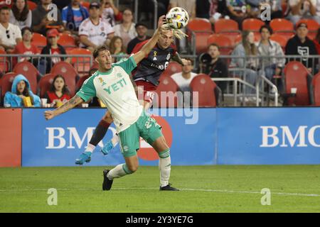 Toronto, Ontario, Canada, 14 settembre 2024, Federico Bernardeschi n. 10 ha sparato al pallone mentre l'Austin FC Defender Guilherme Biro n. 29 ha tentato di bloccare la partita di Major League Soccer tra Toronto FC e Austin FC al BMO Field. (Foto di Indrawan Kumala/Sipa USA) Foto Stock