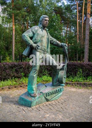 Dubna, Russia - 22 agosto 2023: Scultura di Vladimir Semenovich Vysotsky, città di Dubna, regione di Mosca Foto Stock