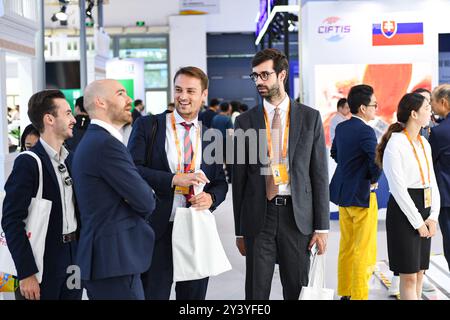 Pechino, Cina. 12 settembre 2024. Gli espositori parlano durante la China International Fair for Trade in Services (CIFTIS) 2024 al China National Convention Center di Pechino, capitale della Cina, 12 settembre 2024. Crediti: Chen Zhonghao/Xinhua/Alamy Live News Foto Stock