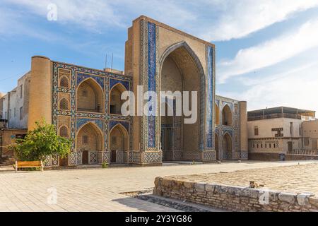 Facciata della Madrasa Abdulaziz Khan a Bukhara, Uzbekistan. Foto Stock