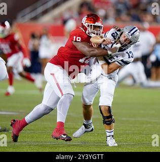 Houston, Stati Uniti. 14 settembre 2024. Houston Cougars, linea difensiva ANTHONY HOLMES JR. (18) gioca contro il quarterback dei Rice Owls EJ WARNER (13) durante la partita tra i Rice Owls e gli Houston Cougars il 14 settembre 2024 al TDECU Stadium di Houston, Texas. Gli Houston Cougars sconfissero i Rice Owls 33-7. (Foto di: Jerome Hicks/Sipa USA) credito: SIPA USA/Alamy Live News Foto Stock