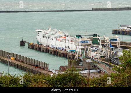 dover, Kent, Regno Unito - 6 aprile 2024: Nave cargo Irish Ferries che trasporta merci in Europa al porto marittimo di dover, Kent, Regno Unito. Foto Stock