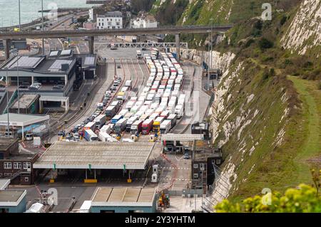 Dover, Kent, Regno Unito - 6 aprile 2024: Fila per i camion per salire a bordo dei traghetti al porto di dover, Kent. Dover è a soli 34 chilometri circa dai porti francesi. Foto Stock