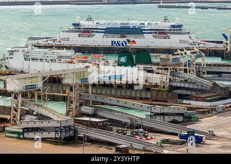 Dover, Kent, Regno Unito - 6 aprile 2024: Irish Ferries e P&o Ships che trasportano passeggeri in Europa al porto marittimo di dover, Kent, Regno Unito. Foto Stock