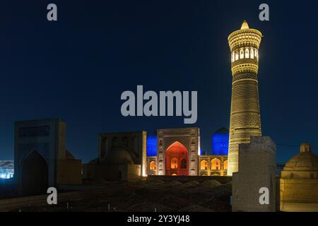 Evenening shot of Madrasah Mir Arab fa parte del complesso religioso islamico poi Kalon a Bukhara, Uzbekistan Foto Stock