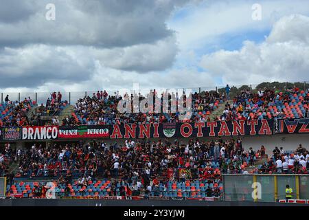 Cosenza Supporters curva Nord durante Cosenza calcio vs UC Sampdoria, partita italiana di serie B a Cosenza, in Italia, 15 settembre 2024 Foto Stock