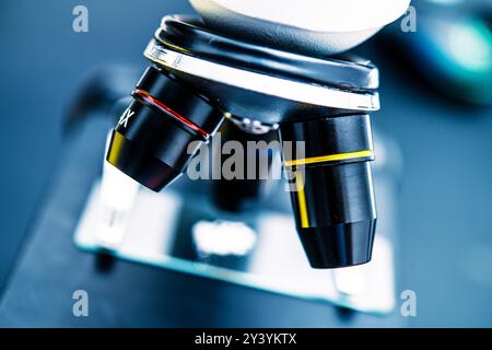 Immagine dettagliata delle lenti per microscopio con diversi ingrandimenti, che mostra le apparecchiature di precisione utilizzate nei laboratori di biologia, chimica e ambiente Foto Stock