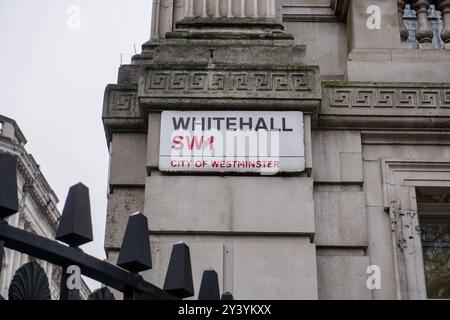 Segnale stradale di Whitehall SW1 nel centro di Londra. Città di Westminster Foto Stock