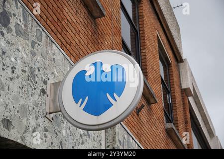 Logo Barclays Bank. Insegna della filiale della banca nel Regno Unito. Business and Financial Services - Fareham, Inghilterra, 29 maggio 2024 Foto Stock