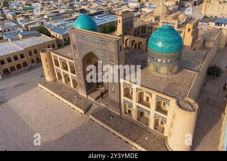 Veduta aerea della Madrasa Mir-i-Arab, Bukhara questa foto aerea mostra la maestosa Madrasa Mir-i-Arab a Bukhara, Uzbekistan, un esempio incredibile di Foto Stock