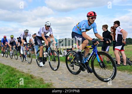 Hasselt, Belgio. 15 settembre 2024. Il belga Edward Theuns raffigurato in azione durante la Men's Elite Road Race al Campionato europeo 2024, a Hasselt, domenica 15 settembre 2024. I Campionati europei di ciclismo su strada 2024 si svolgeranno dall'11 al 15 settembre a Limburgo, in Belgio. BELGA FOTO DIRK WAEM credito: Belga News Agency/Alamy Live News Foto Stock