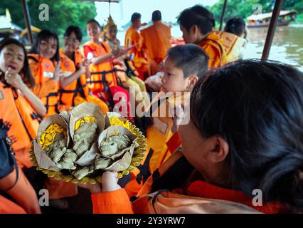 Un sacerdote indù di Gurudeva Ashram sta tenendo un piccolo idolo di argilla del Signore Ganesha prima di essere immerso nel fiume dopo la conclusione del festival Ganesh Chaturthi 2024. Questo atto simboleggia il ritorno della divinità ai cieli sul fiume Ping a Chiang mai, Thailandia. Ganesh Chaturthi è un festival dedicato a Lord Ganesha. Si ritiene che durante questo periodo, Ganesha discende per benedire i suoi devoti. Celebrato con grandi rituali in tutto il mondo, il festival si conclude con l'immersione degli idoli di argilla, simboleggiando che mentre la forma fisica si dissolve, la fede dura. Quest'anno è il primo Foto Stock