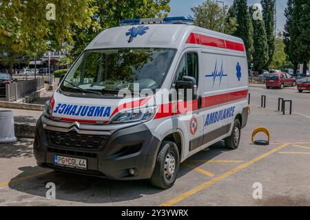 Podgorica, Montenegro, 5 agosto 2024.ambulanza per le strade di Podgorica, Foto Stock