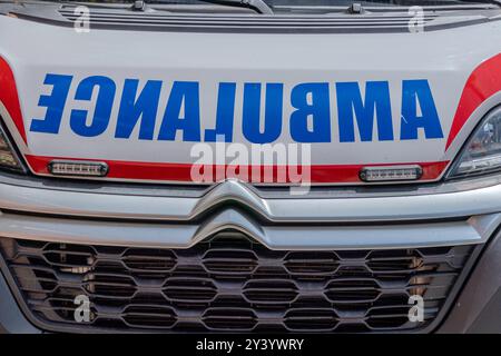 Podgorica, Montenegro, 5 agosto 2024.ambulanza per le strade di Podgorica, Foto Stock