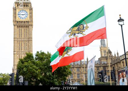 Londra, Regno Unito. 15 settembre 2024. Un gruppo di iraniani che vivevano a Londra si è riunito per onorare il secondo anniversario del movimento "donna, vita, libertà”, innescato sulla scia della tragica morte di Mahsa Amini. L'evento, riflettendo sul messaggio duraturo del movimento, ha evidenziato la lotta in corso per i diritti delle donne e la libertà in Iran, risuonando profondamente con quelli della diaspora. Crediti: Sinai Noor/Alamy Live News Foto Stock