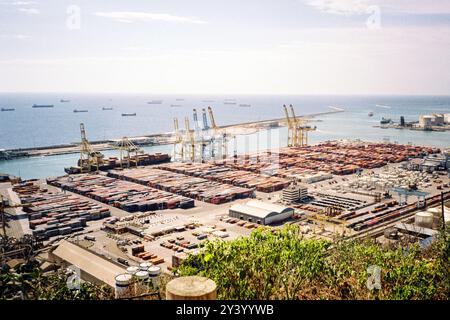 Vista del porto industriale di Barcellona da Montjuic, Barcellona, Catalogna, Spagna, Europa. Foto Stock