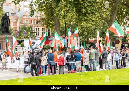 Londra, Regno Unito. 15 settembre 2024. Un gruppo di iraniani che vivevano a Londra si è riunito per onorare il secondo anniversario del movimento "donna, vita, libertà”, innescato sulla scia della tragica morte di Mahsa Amini. L'evento, riflettendo sul messaggio duraturo del movimento, ha evidenziato la lotta in corso per i diritti delle donne e la libertà in Iran, risuonando profondamente con quelli della diaspora. Crediti: Sinai Noor/Alamy Live News Foto Stock