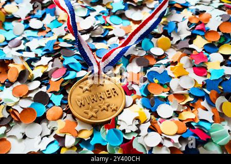 Foto simbolo del vincitore di una medaglia d'oro con iscrizione del vincitore Foto Stock