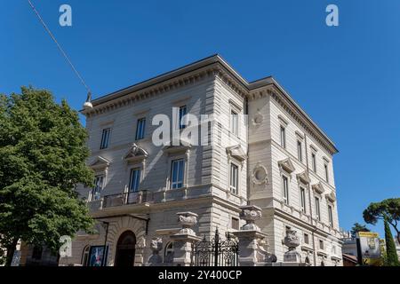 Società Netflix, fornitore di piattaforme di streaming video online. Sede centrale a Roma, Italia, Europa, Unione europea. Cielo blu chiaro, copia spazio Foto Stock