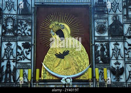 Polen, Danzica, 29.08.2024 Die Konkathedralbasilika der Aufnahme der Allerheiligsten Jungfrau Maria in den Himmel Marienkirche ist die Hauptpfarrkirche der Stadt Danzig in Polen. SIE wurde von 1343 bis 1502 im Stil der Gotik erbaut. Foto: Die Schwarze Madonna Stadt Bamberg *** Polonia, Danzica, 29 08 2024 la basilica cattedrale dell'assunzione della Beata Vergine Maria in Paradiso la chiesa di San Maria è la principale chiesa parrocchiale della città di Danzica in Polonia è stata costruita dal 1343 al 1502 in stile gotico foto la città della Madonna Nera di Bamberga Foto Stock