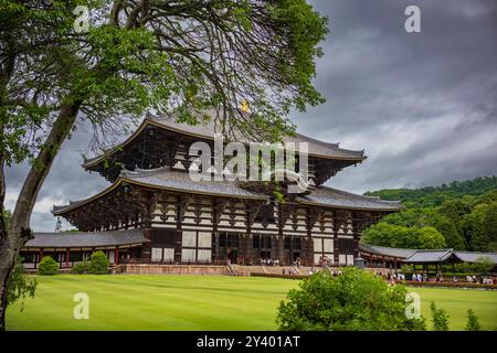 Nara, Giappone, 18 giugno 2024: L'antico tempio di Todaiji e il suo enorme grande Buddha, raffigurati qui durante una nuvolosa giornata estiva con la gente. Foto Stock