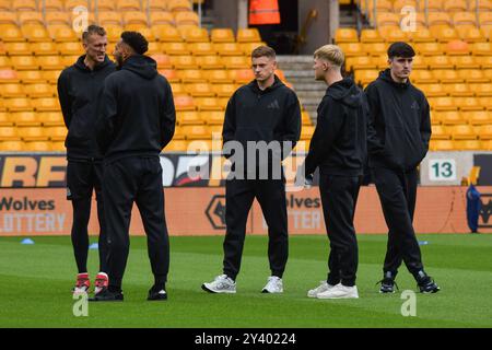 Wolverhampton, Regno Unito. 15 settembre 2024. I giocatori del Newcastle United Dan Burn, Jamal Lascelles, Harvey Barnes, Lewis Hall e Tina Livramento ispezionano il campo davanti alla partita di Wolverhampton Wanderers FC contro Newcastle United FC English Premier League al Molineux Stadium, Wolverhampton, Inghilterra, Regno Unito il 15 settembre 2024 Credit: Every Second Media/Alamy Live News Foto Stock