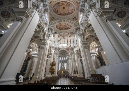 Interni con stucco barocco e affresco a soffitto creati nel XVII secolo, Cattedrale di Passau, Passau, bassa Baviera, Baviera, Germania, Europa Foto Stock