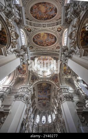Stucco barocco e affresco a soffitto creati nel XVII secolo, Cattedrale di Passau, Passau, bassa Baviera, Baviera, Germania, Europa Foto Stock