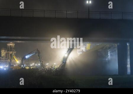 A causa di una causa ancora sconosciuta, una sezione del Ponte di Carola crollò nelle prime ore del mattino. Su una lunghezza di circa 100 metri, il se Foto Stock