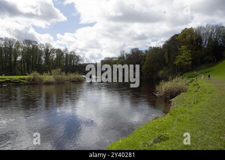 Viadotto ferroviario ora un sentiero pedonale e un sentiero nuziale che attraversa il fiume Lune al Crook di Lune vicino Lancaster Lancashire Inghilterra Foto Stock