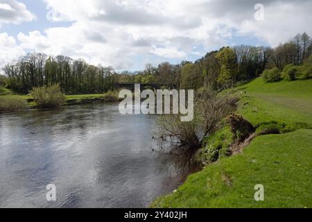 Viadotto ferroviario ora un sentiero pedonale e un sentiero nuziale che attraversa il fiume Lune al Crook di Lune vicino Lancaster Lancashire Inghilterra Foto Stock