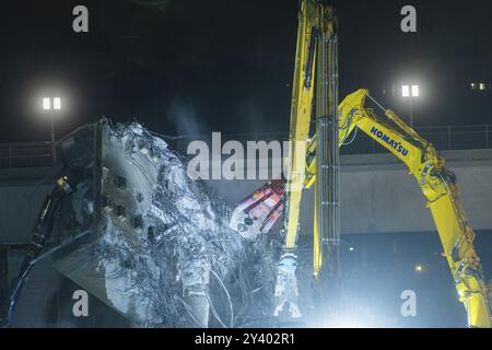 A causa di una causa ancora sconosciuta, una sezione del Ponte di Carola crollò nelle prime ore del mattino. Su una lunghezza di circa 100 metri, il se Foto Stock