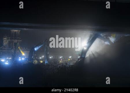 A causa di una causa ancora sconosciuta, una sezione del Ponte di Carola crollò nelle prime ore del mattino. Su una lunghezza di circa 100 metri, il se Foto Stock