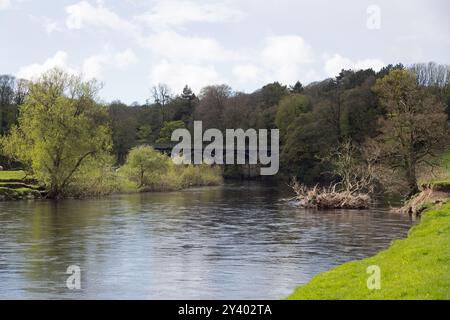 Viadotto ferroviario ora un sentiero pedonale e un sentiero nuziale che attraversa il fiume Lune al Crook di Lune vicino Lancaster Lancashire Inghilterra Foto Stock