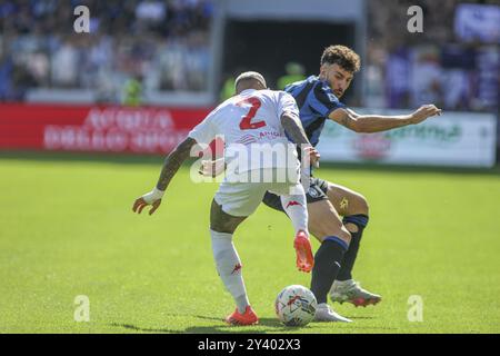 Matteo Ruggeri dell'Atalanta BC compete per il ballo con Dodo dell'ACF Fiorentina durante la partita Atalanata BC vs ACF Fiorentina, 4Â serie A Enilive 2024-25 allo stadio Gewiss di Bergamo (BG), il 15 settembre 2024. Foto Stock