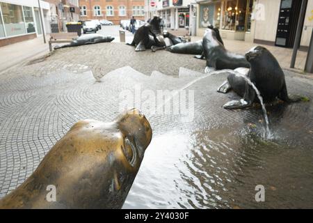 Sculture in bronzo, foche, (scultore Bernd Mueller), zona pedonale, Bremerhaven, Germania, Europa Foto Stock