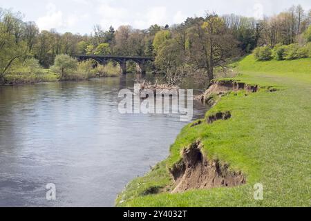 Viadotto ferroviario ora un sentiero pedonale e un sentiero nuziale che attraversa il fiume Lune al Crook di Lune vicino Lancaster Lancashire Inghilterra Foto Stock