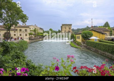 Vista dal ponte sul fiume Mincio sullo sfondo del ponte Visconti del 1395, Borghetto, Valeggio sul Mincio, provincia di Verona Foto Stock