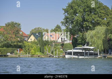 Molo privato, barca, edifici residenziali a Havel, Tegelort, Tegel, Reinickendorf, Berlino, Germania, Europa Foto Stock