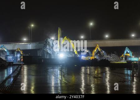 A causa di una causa ancora sconosciuta, una sezione del Ponte di Carola crollò nelle prime ore del mattino. Su una lunghezza di circa 100 metri, il se Foto Stock