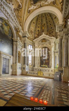 Altare laterale nella Basilica dei Santi Giovanni e Paolo, Venezia, città metropolitana di Venezia, Italia, Europa Foto Stock