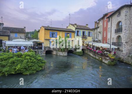 Ristoranti sul fiume Mincio, Borghetto, Valeggio sul Mincio, provincia di Verona, Italia, Europa Foto Stock