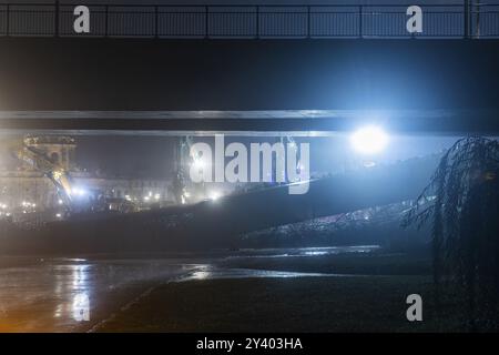 A causa di una causa ancora sconosciuta, una sezione del Ponte di Carola crollò nelle prime ore del mattino. Su una lunghezza di circa 100 metri, il se Foto Stock