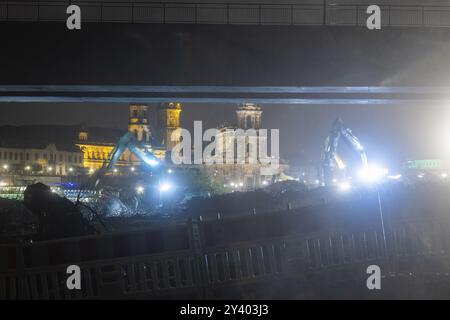 A causa di una causa ancora sconosciuta, una sezione del Ponte di Carola crollò nelle prime ore del mattino. Su una lunghezza di circa 100 metri, il se Foto Stock