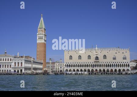 Torre di Piazza San Marco e Palazzo Ducale, Venezia, città metropolitana di Venezia, Italia, Europa Foto Stock