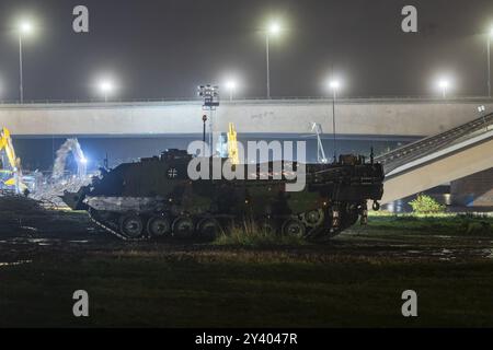 A causa di una causa ancora sconosciuta, una sezione del Ponte di Carola crollò nelle prime ore del mattino. Su una lunghezza di circa 100 metri, il se Foto Stock