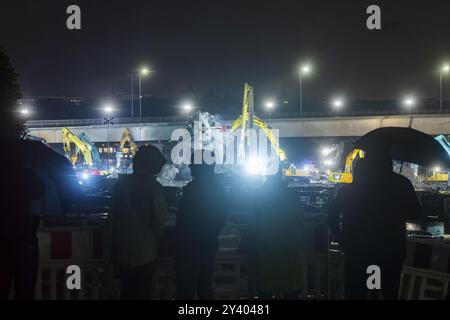 A causa di una causa ancora sconosciuta, una sezione del Ponte di Carola crollò nelle prime ore del mattino. Su una lunghezza di circa 100 metri, il se Foto Stock